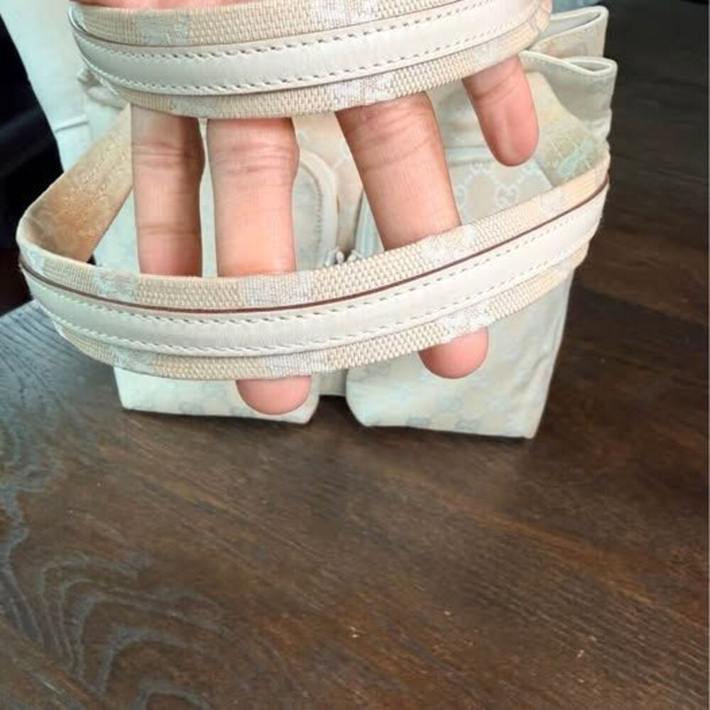 💗 Authentic Beige and Cream Gucci Monogram GG Canvas leather tote with pockets - Picture 7 of 10